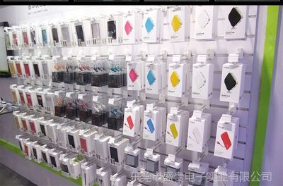 智能防盗与高效陈列 数码配件柜的挂钩锁与槽板应用指南